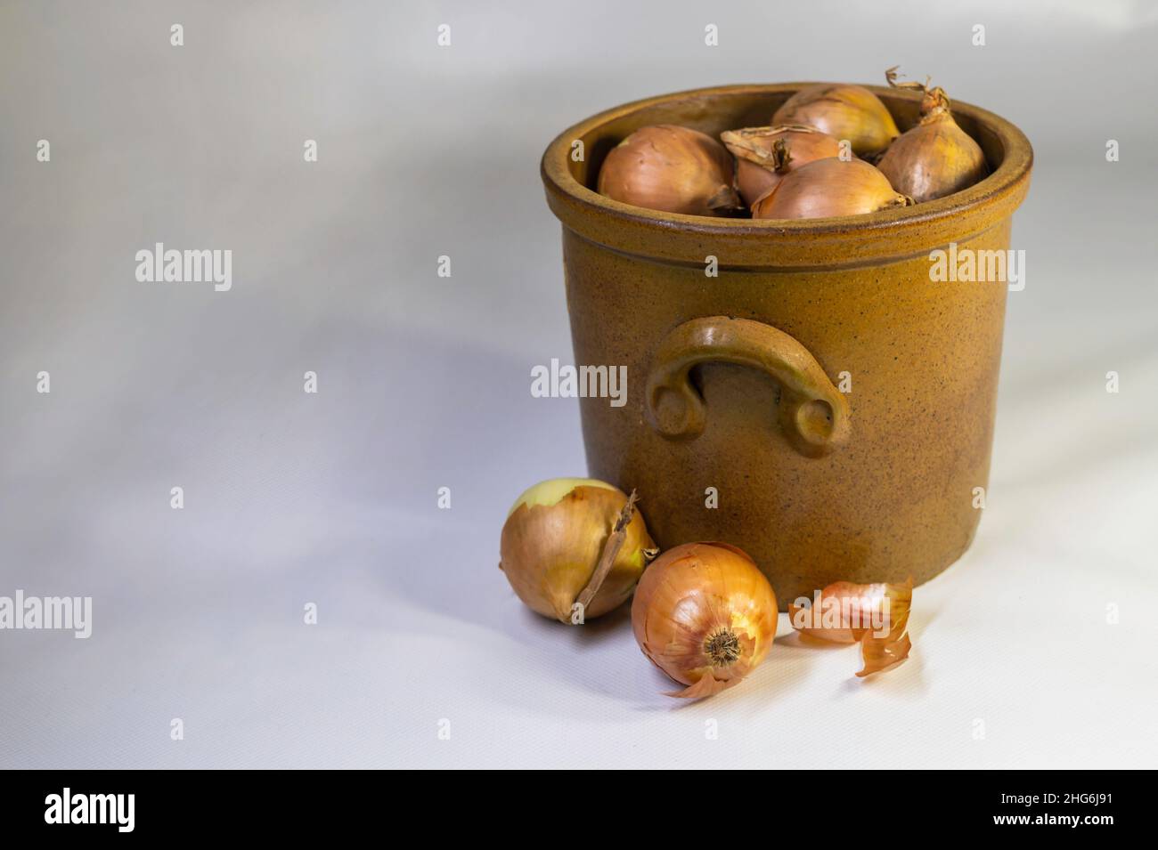 Steintopf, in dem Zwiebeln gelagert werden Stockfoto