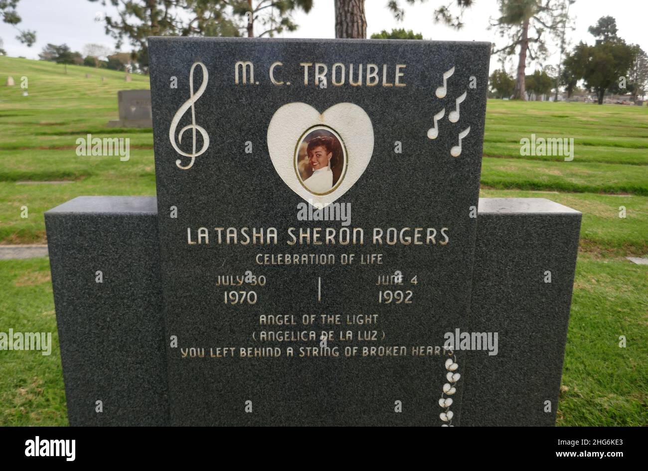 Inglewood, California, USA 15th January 2022 Rapper M.C. Trouble, aka LaTasha Sheron Rogers Grab in der Pinecrest Sektion auf dem Inglewood Park Cemetery am 15. Januar 2022 in Inglewood, Los Angeles, Kalifornien, USA. Foto von Barry King/Alamy Stockfoto Stockfoto