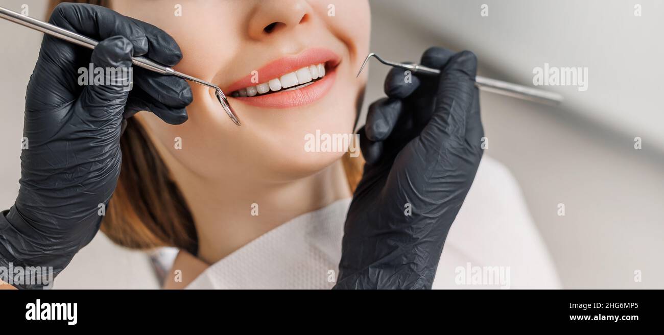 Banner für Zahnmedizin Thema. Nahaufnahme des weiblichen Lächelns mit weißen Zähnen während der medizinischen Untersuchung. Konzept der Zahnaufhellung, Behandlung, Veneers, professionelle Klinik. Foto mit freiem Kopierbereich. Stockfoto