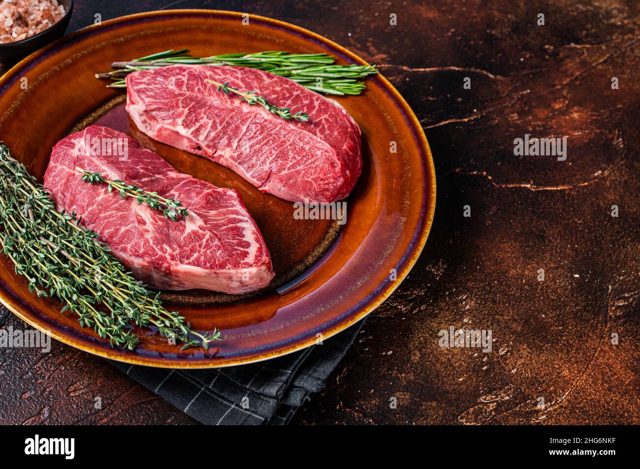 RAW Shoulder Top Blade Cut oder Australia Wagyu Austernklinge Beef Steak. Dunkler Hintergrund. Draufsicht. Speicherplatz kopieren Stockfoto