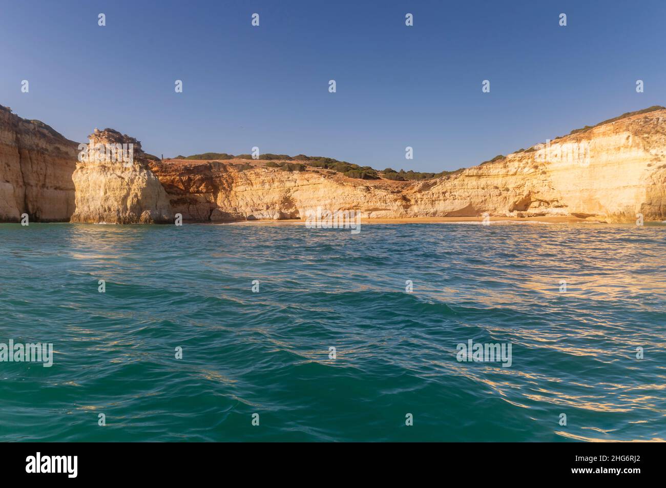 Blick auf die schönen Felsen und Klippen Strände in Portimao City Coast, berühmtes Touristenziel in der westlichen Algarve, Portugal. Stockfoto