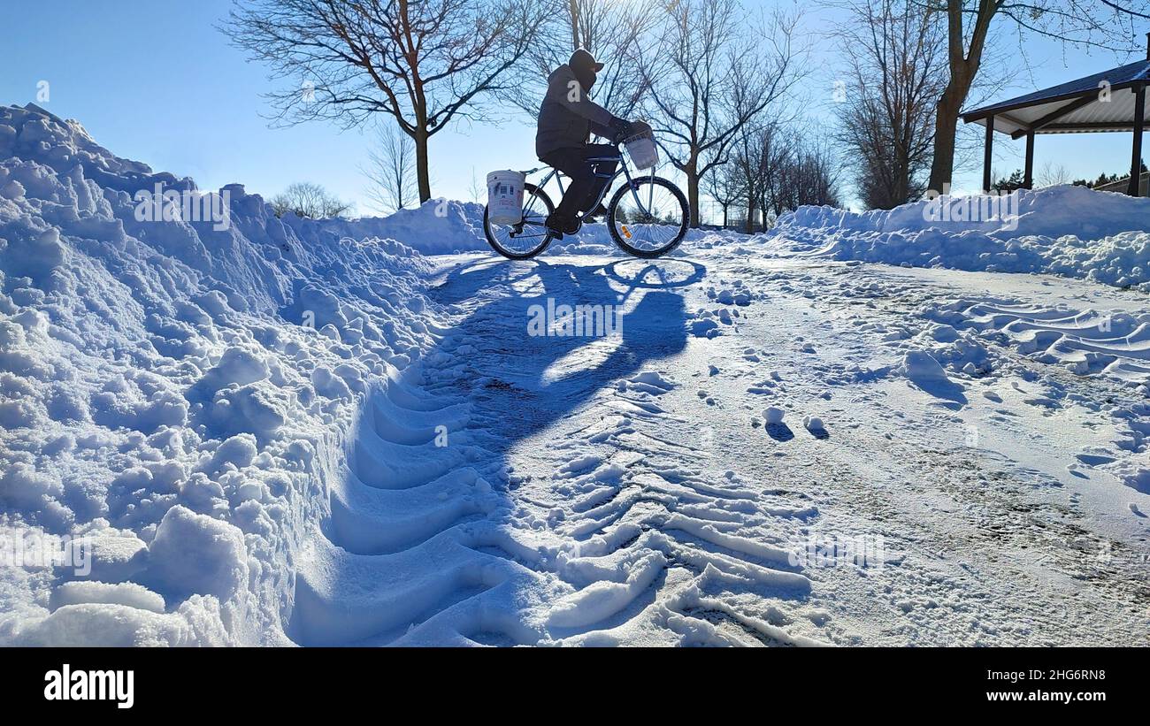 Fahrradfahren nach einem Schneesturm im Winter Stockfoto