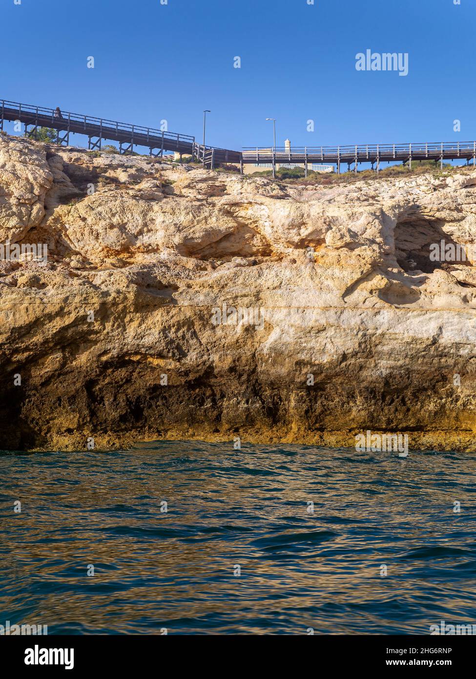 Zielregion Algarve, Klippen und Sete Vales Suspensos, was sieben hängende Täler bedeutet, Trekking-Kurs auf der Spitze, die Wanderung über 5,7 km folgt einem Stockfoto