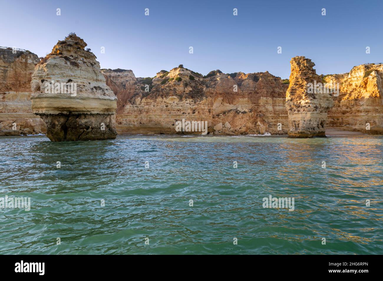 Blick auf die schönen Felsen und Klippen Strände in Portimao City Coast, berühmtes Touristenziel in der westlichen Algarve, Portugal. Stockfoto