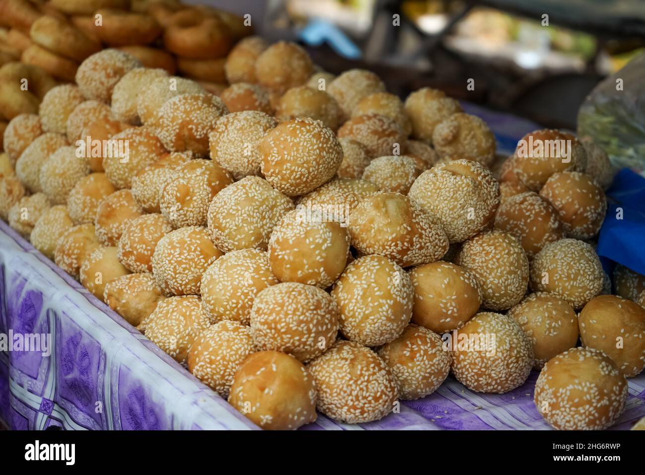 Jiandui oder Sesambällchen sind eine Art frittiertes chinesisches ...