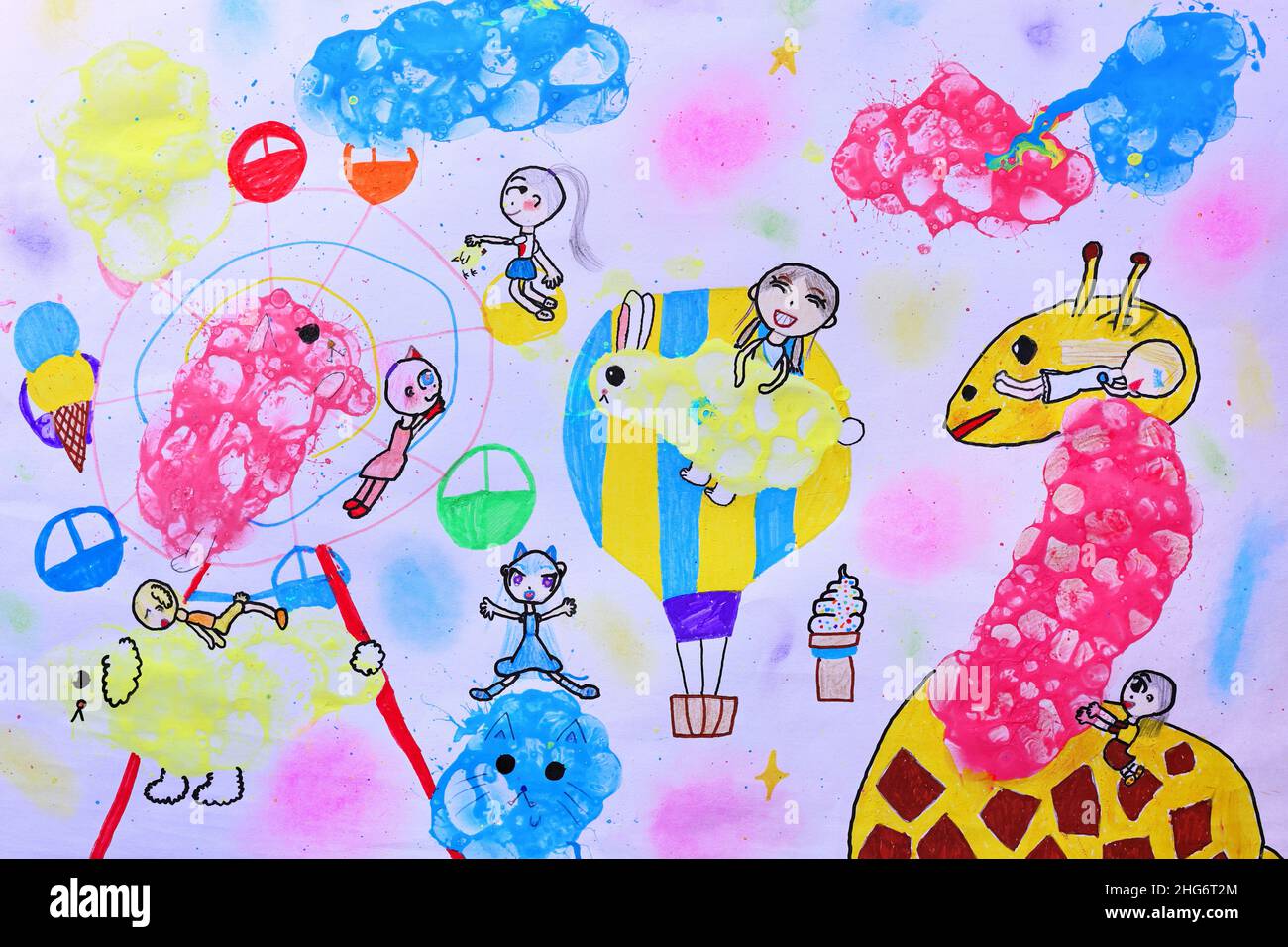 Kinderhandzeichnung auf Papier, aufgenommen mit Digitalkamera und in JPEG-Bild umgewandelt Stockfoto