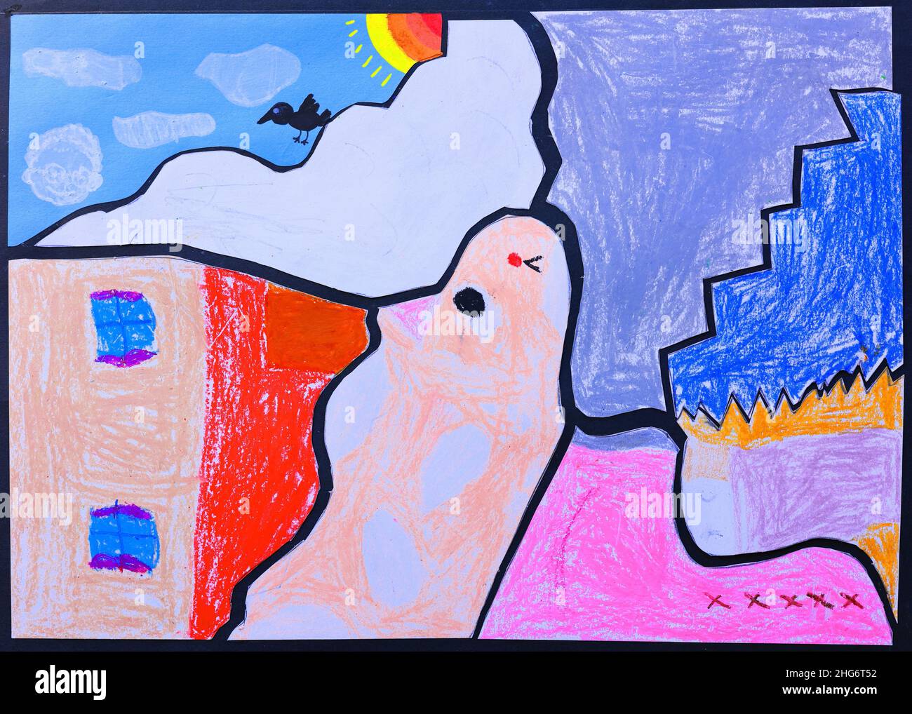 Kinderhandzeichnung auf Papier, aufgenommen mit Digitalkamera und in JPEG-Datei umgewandelt. Haus, Wolken, Sonne, Himmel, Vogeltier, Meer und Menschengesicht Original Stockfoto