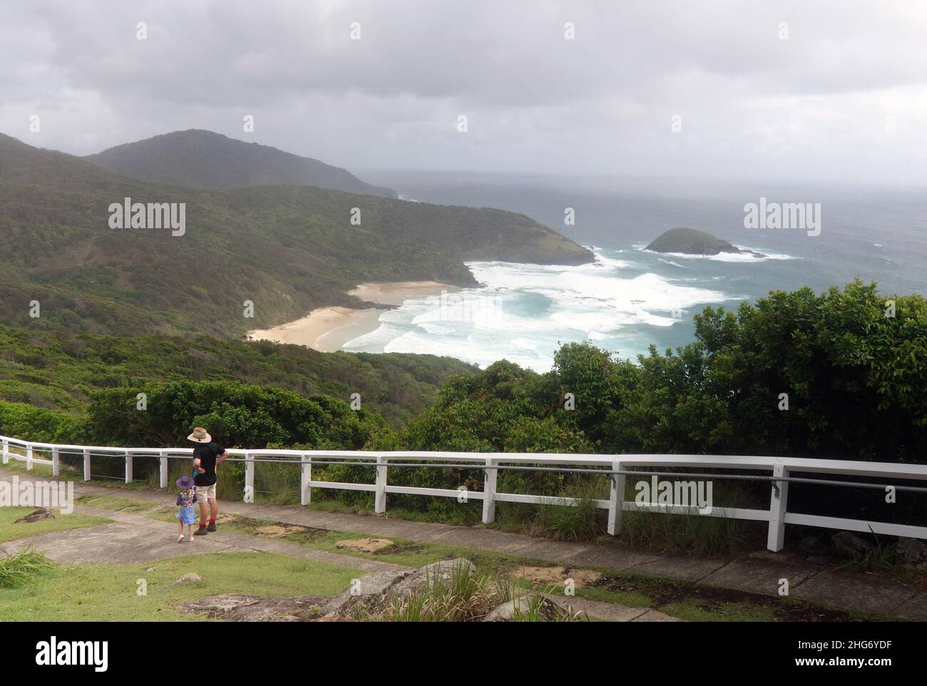 Blick nach Norden entlang der stürmischen Küste von hat Head, in der Nähe von Southwest Rocks, New South Wales, Australien. Nein, MR Stockfoto