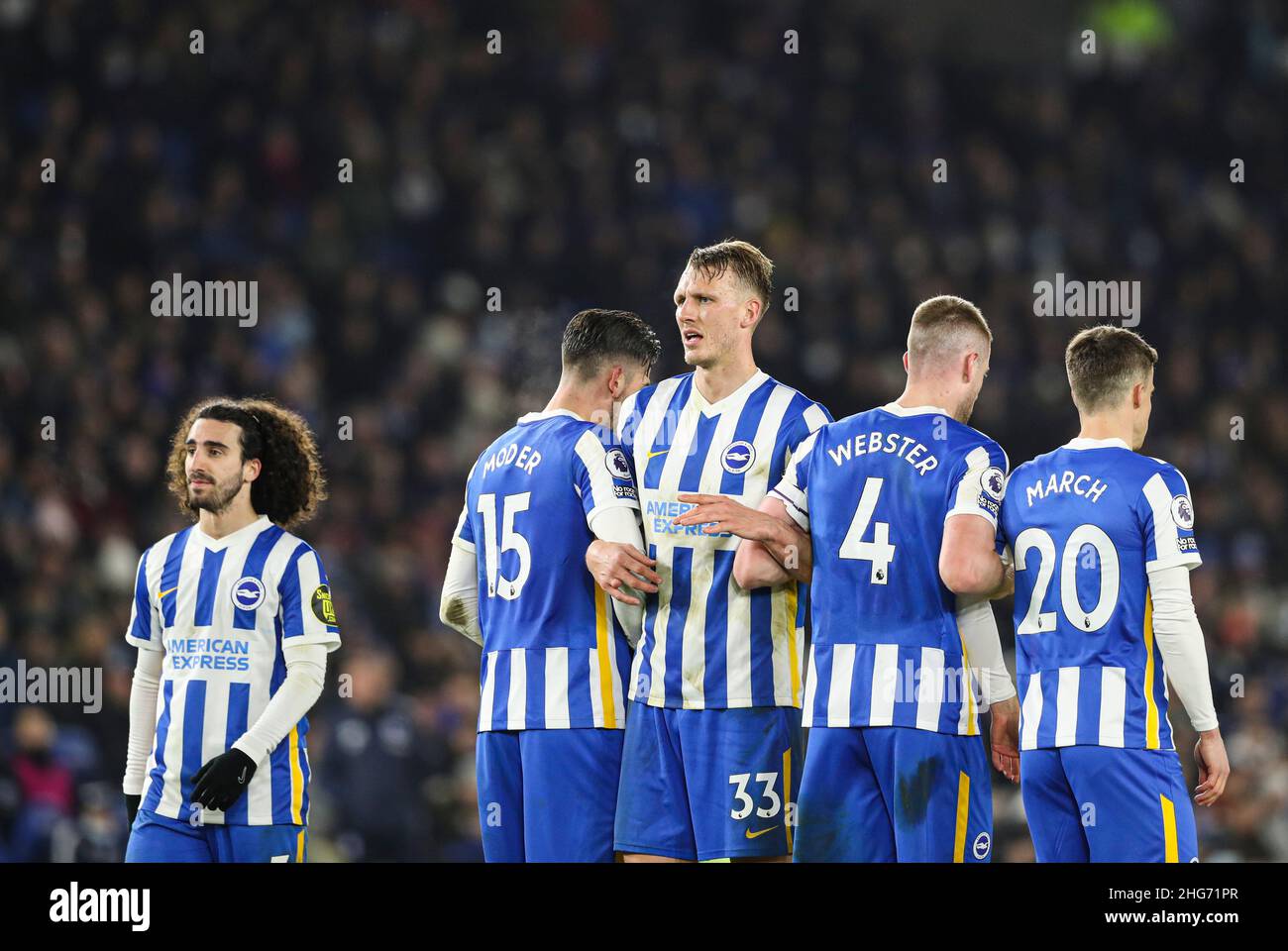 Brighton and Hove, England, 18th. Januar 2022. Marc Cucurella von Brighton und Hove Albion (links) und Dan Burn von Brighton und Hove Albion (Mitte) stellen sich dem Torwart gegenüber, während sie während des Premier League-Spiels im AMEX Stadium, Brighton und Hove die Mauer anordnen. Bildnachweis sollte lauten: Kieran Cleeves / Sportimage Stockfoto