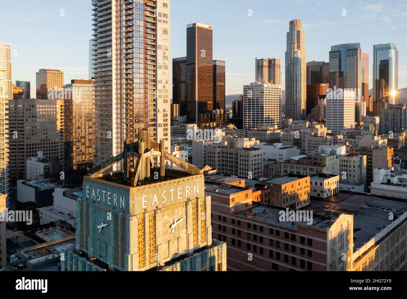 Blick auf das historische östliche Gebäude und die Uhr in der Innenstadt von Los Angeles Stockfoto