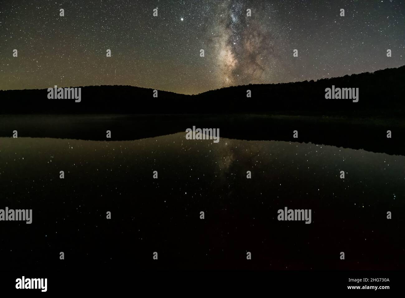 Nacht dunkel schwarzer Himmel mit Milchstraße in Fichte Knob Lake West Virginia Wasser Reflexion der Sterne Landschaft mit hellsten Stern Sirius glüht mit Stockfoto