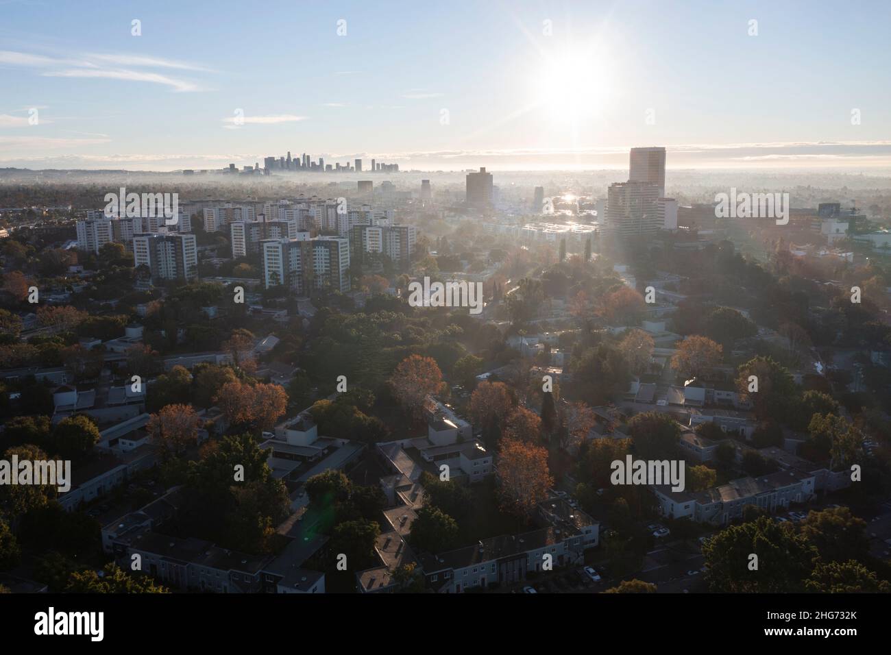Luftaufnahme an einem trüben Morgen über dem Wilshire Boulevard und dem Park La Brea in Richtung Downtown Los Angeles Stockfoto