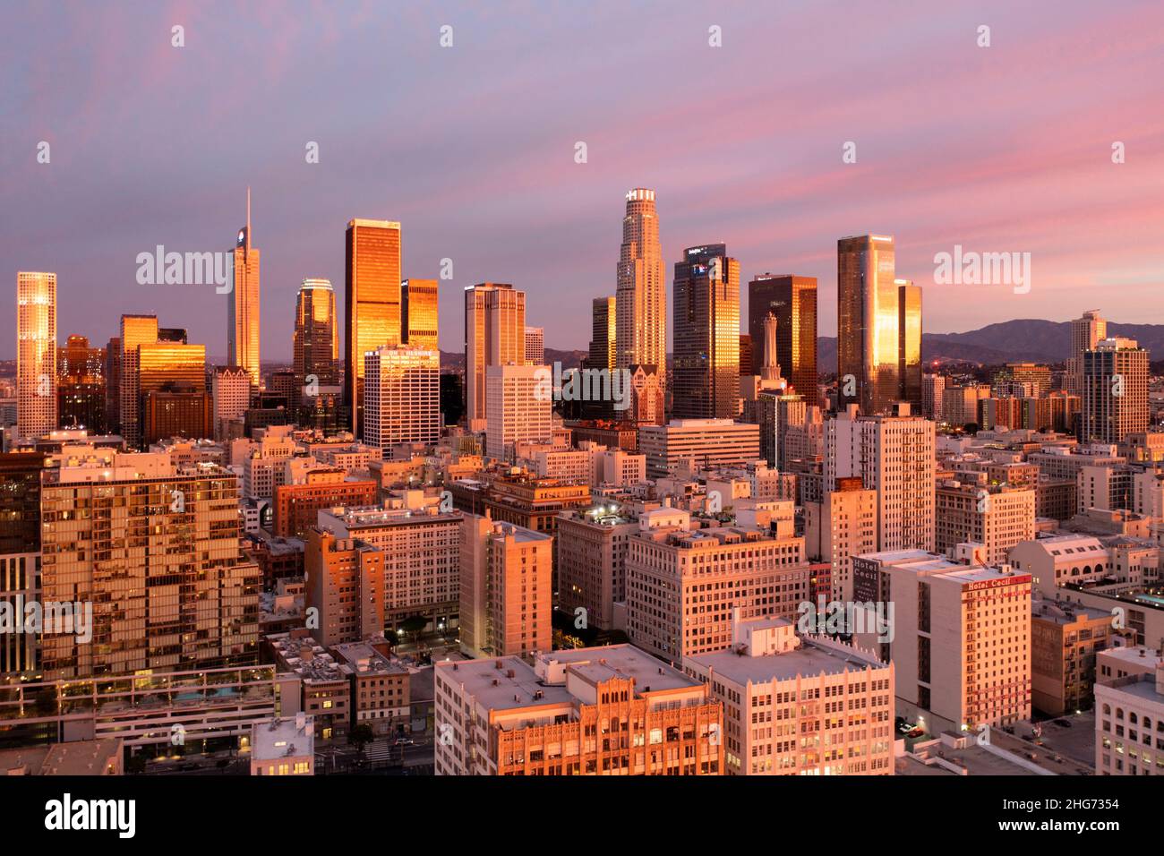 Luftaufnahme eines erstaunlichen rosa und goldenen Sonnenaufgangs, der sich in den Türmen der Innenstadt von Los Angeles widerspiegelt Stockfoto