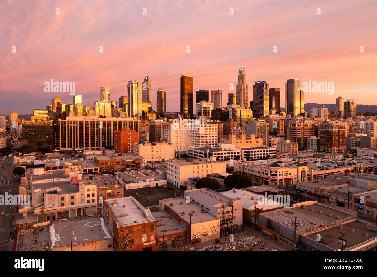 Luftaufnahme der Skyline eines erstaunlichen Sonnenaufgangs, der in den Gebäuden der Innenstadt von Los Angeles in Pink und Gold reflektiert wird Stockfoto