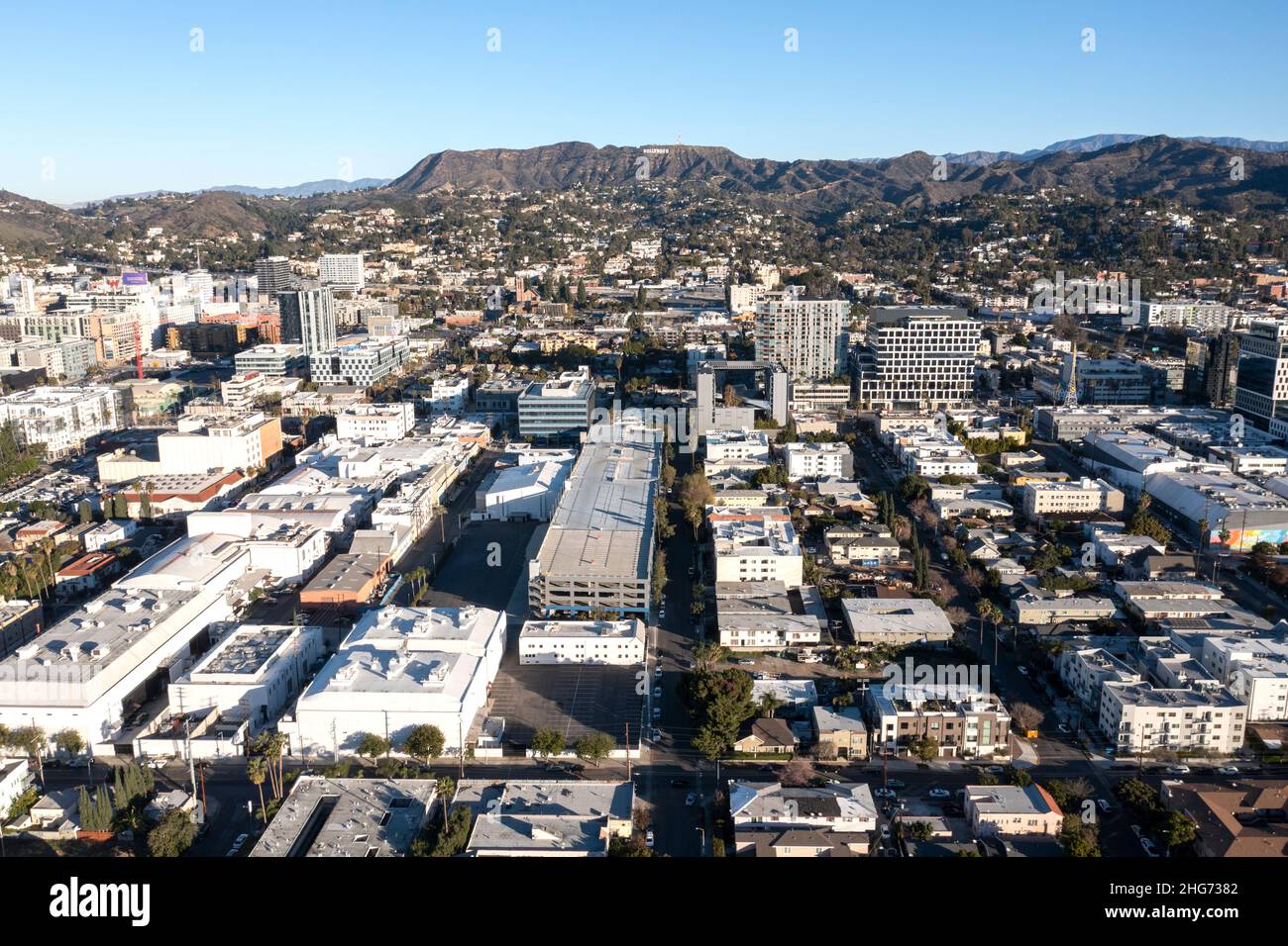 Luftaufnahme mit Blick auf die Bronson Avenue in Richtung Hollywood, Kalifornien Stockfoto