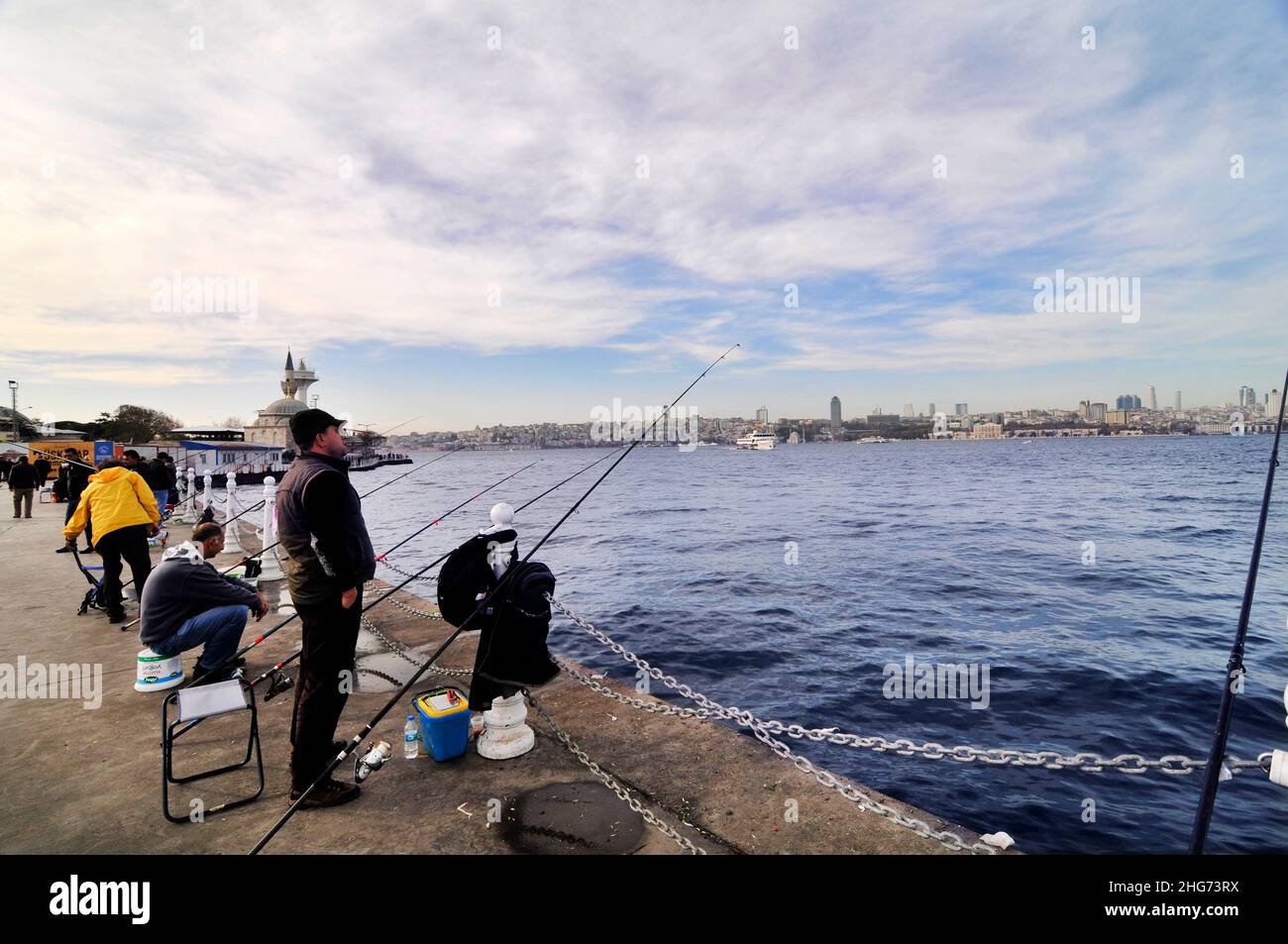 Türkische Männer fischen von der Uferpromenade der Uskudar-Küste entlang der Bosporus-Meerenge auf der asiatischen Seite Istanbuls, Türkei. Stockfoto