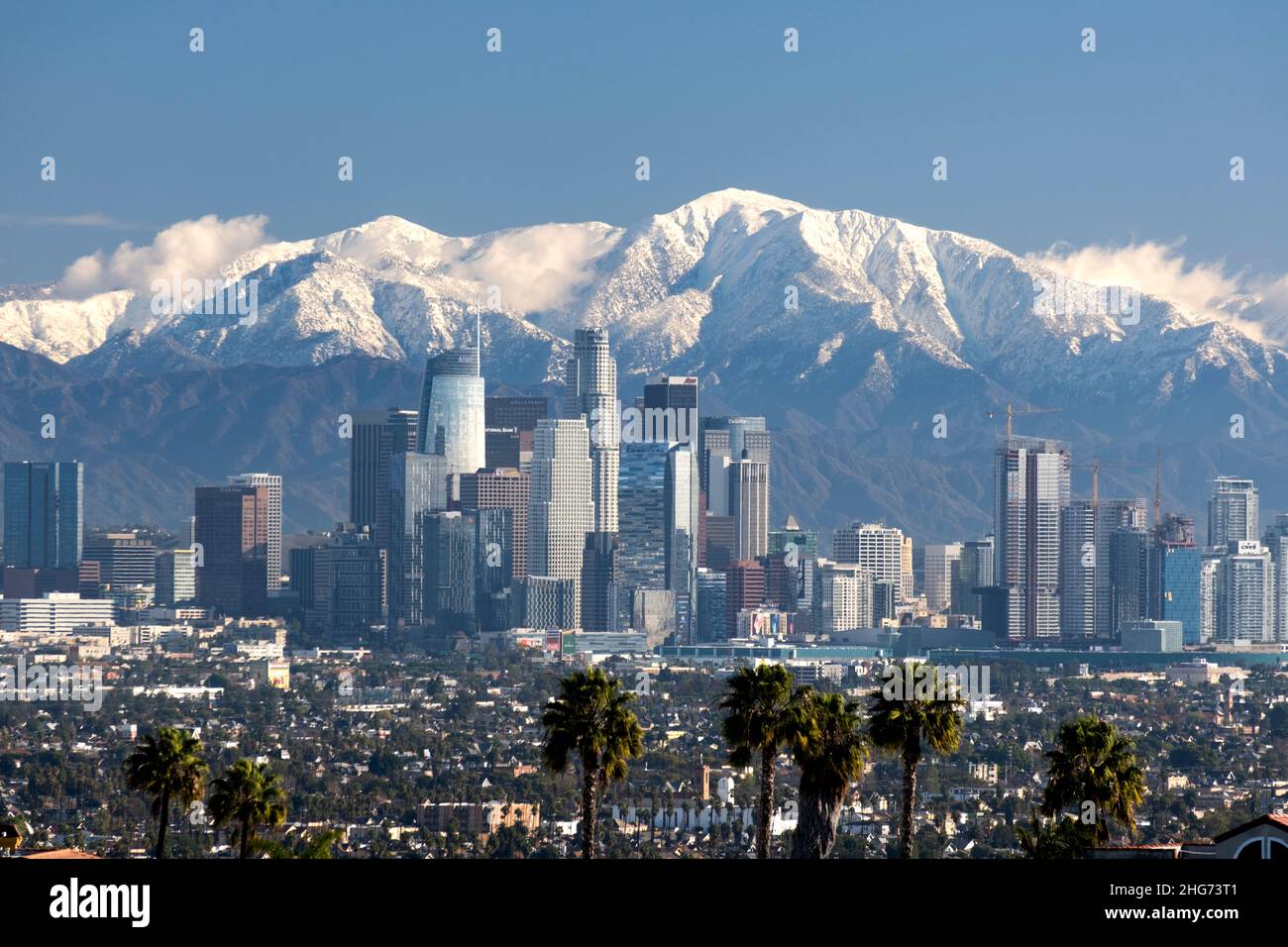 Skyline der Innenstadt von Los Angeles an einem klaren Tag mit den San Gabriel Mountains und Mt. Baldy mit Schnee bedeckt Stockfoto