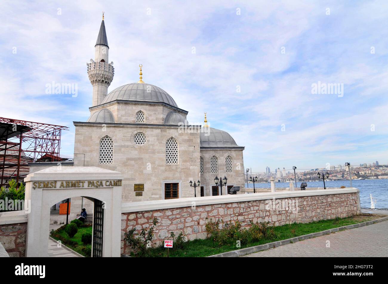 Şemsi Paşa-Moschee auf der Uferpromenade der Uskudarküste entlang der Bosporus-Meerenge auf der asiatischen Seite Istanbuls, Türkei. Stockfoto