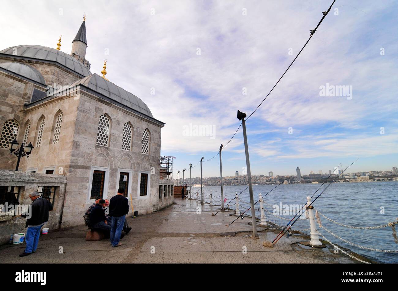 Şemsi Paşa-Moschee auf der Uferpromenade der Uskudarküste entlang der Bosporus-Meerenge auf der asiatischen Seite Istanbuls, Türkei. Stockfoto
