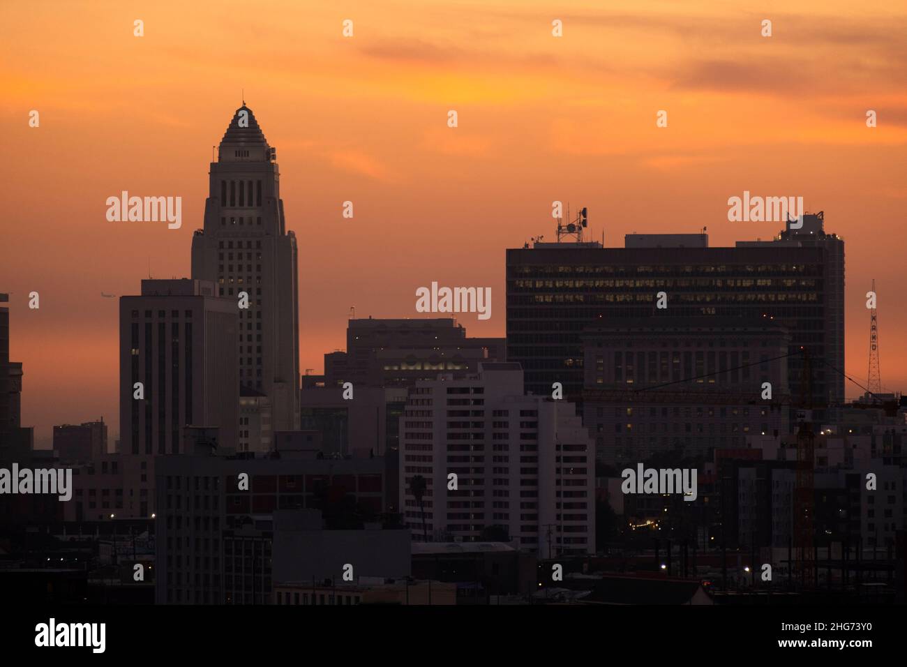 Ikonische Aussicht auf das Rathaus von Los Angeles bei Sonnenuntergang Stockfoto