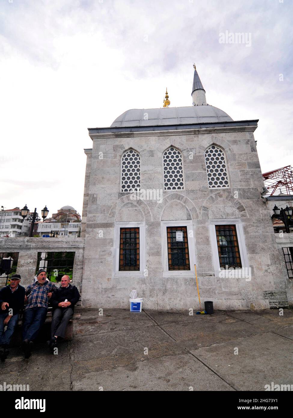 Şemsi Paşa-Moschee auf der Uferpromenade der Uskudarküste entlang der Bosporus-Meerenge auf der asiatischen Seite Istanbuls, Türkei. Stockfoto