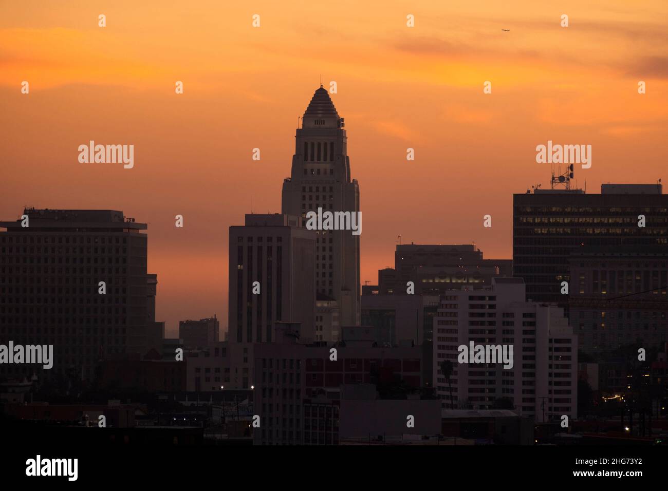 Ikonische Aussicht auf das Rathaus von Los Angeles bei Sonnenuntergang Stockfoto