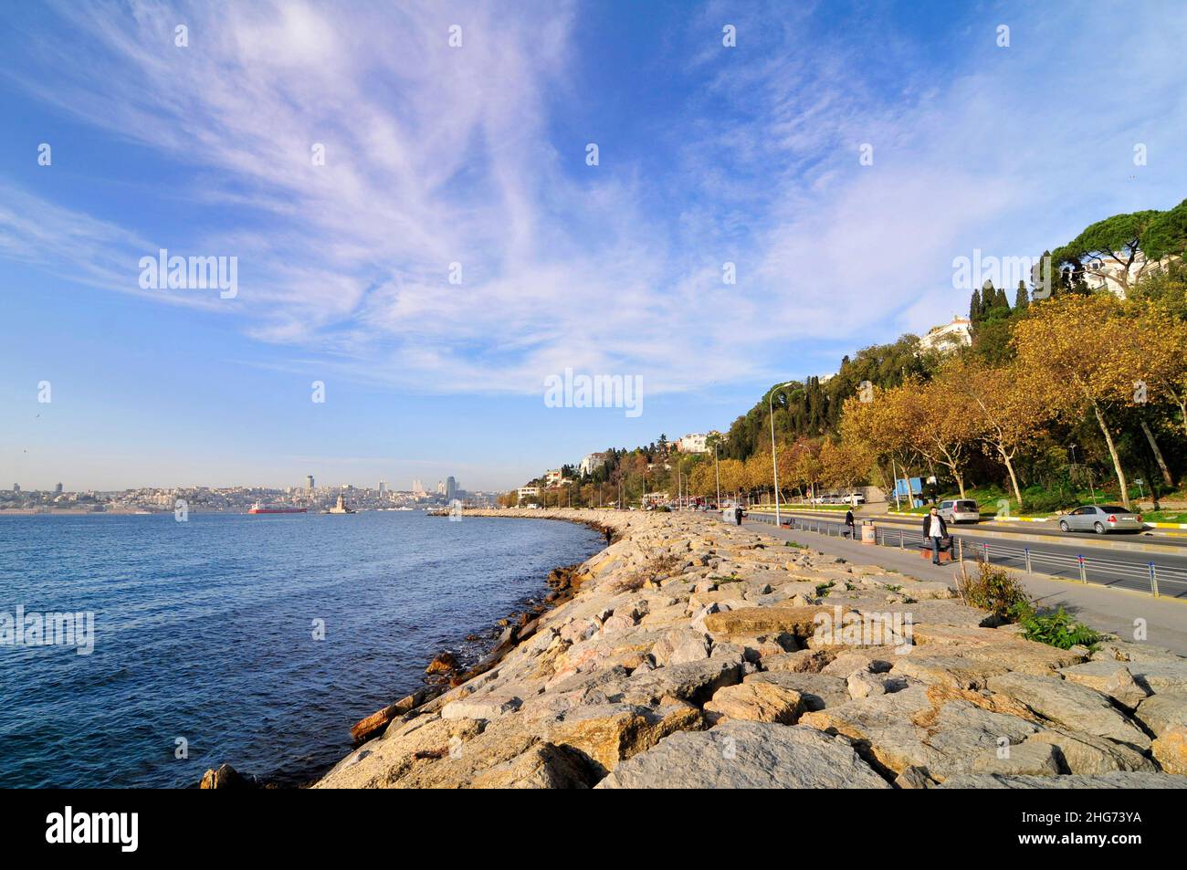 Die Uferpromenade der Uskudar-Küste entlang der Bosporus-Meerenge auf der asiatischen Seite Istanbuls, Türkei. Stockfoto