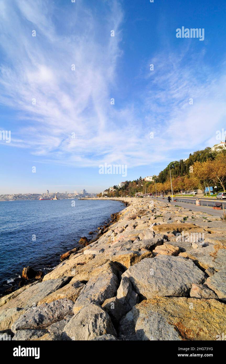 Die Uferpromenade der Uskudar-Küste entlang der Bosporus-Meerenge auf der asiatischen Seite Istanbuls, Türkei. Stockfoto