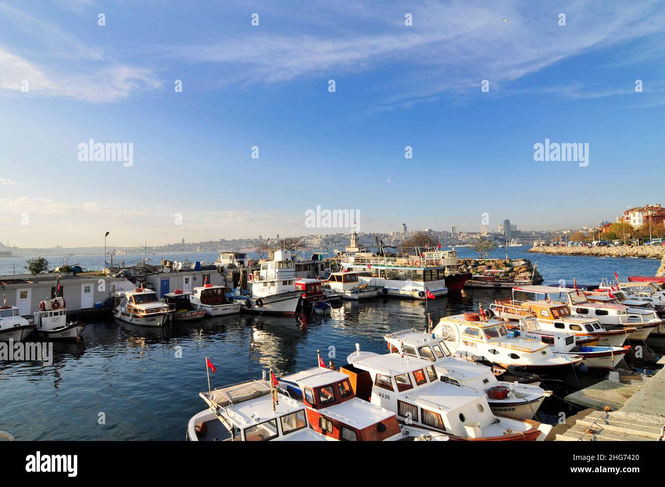 Die Uferpromenade der Uskudar-Küste entlang der Bosporus-Meerenge auf der asiatischen Seite Istanbuls, Türkei. Stockfoto