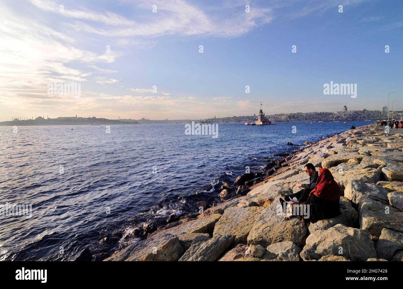 Die Uferpromenade der Uskudar-Küste entlang der Bosporus-Meerenge auf der asiatischen Seite Istanbuls, Türkei. Stockfoto