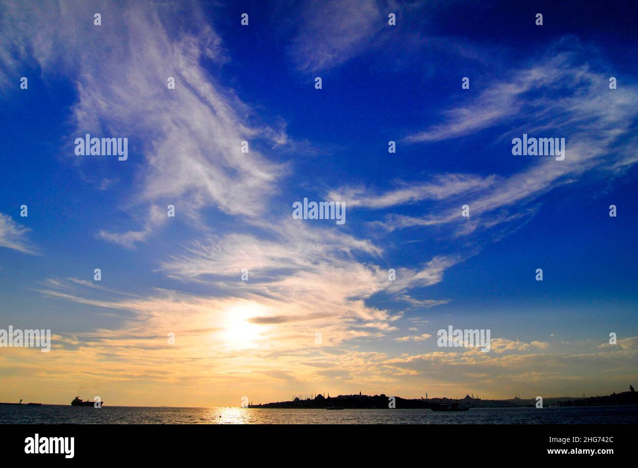 Ein romantischer Sonnenuntergang über der Blauen Moschee von der asiatischen Seite Istanbuls aus gesehen. Stockfoto