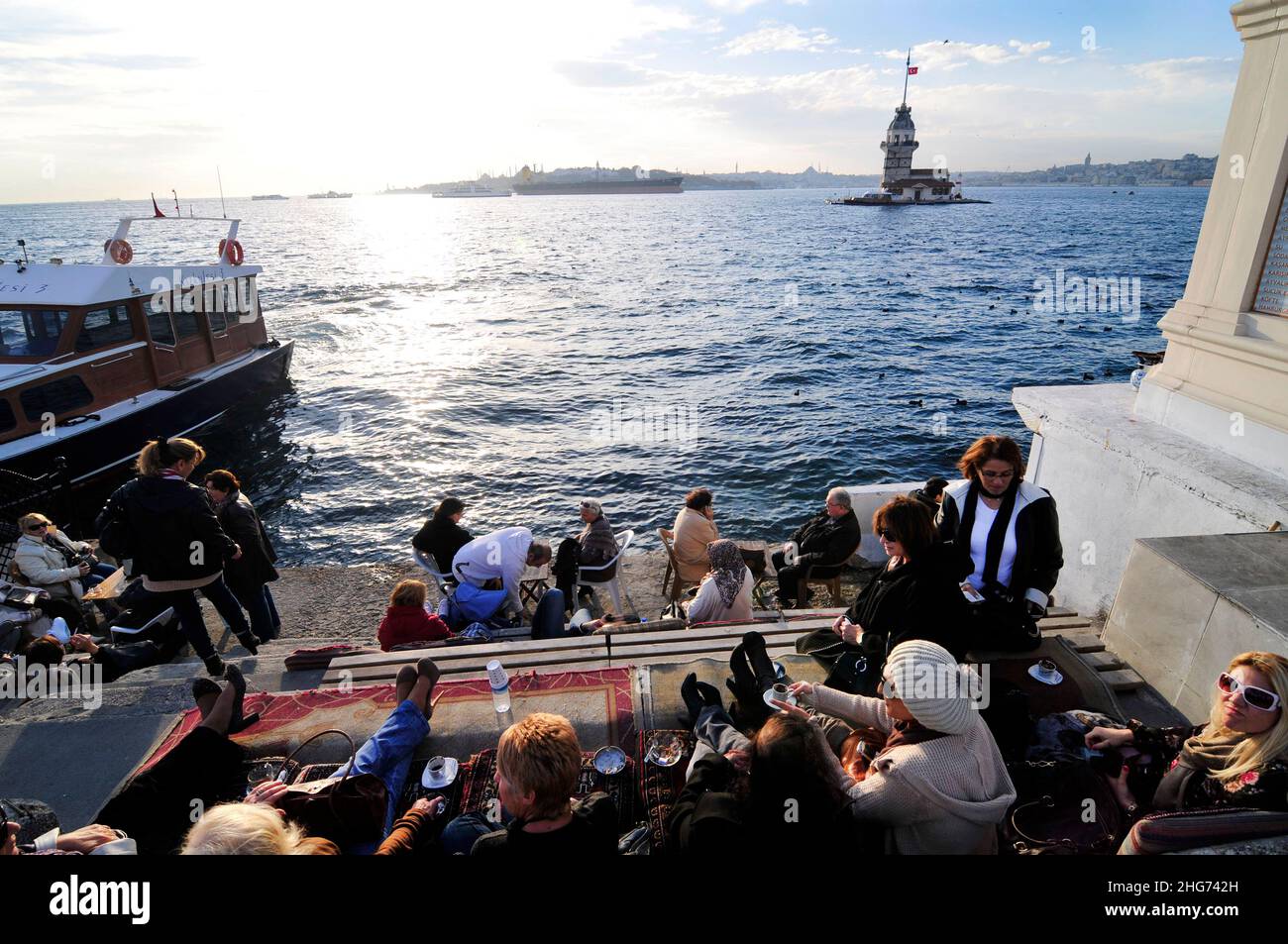Die Uferpromenade der Uskudar-Küste entlang der Bosporus-Meerenge auf der asiatischen Seite Istanbuls, Türkei. Stockfoto