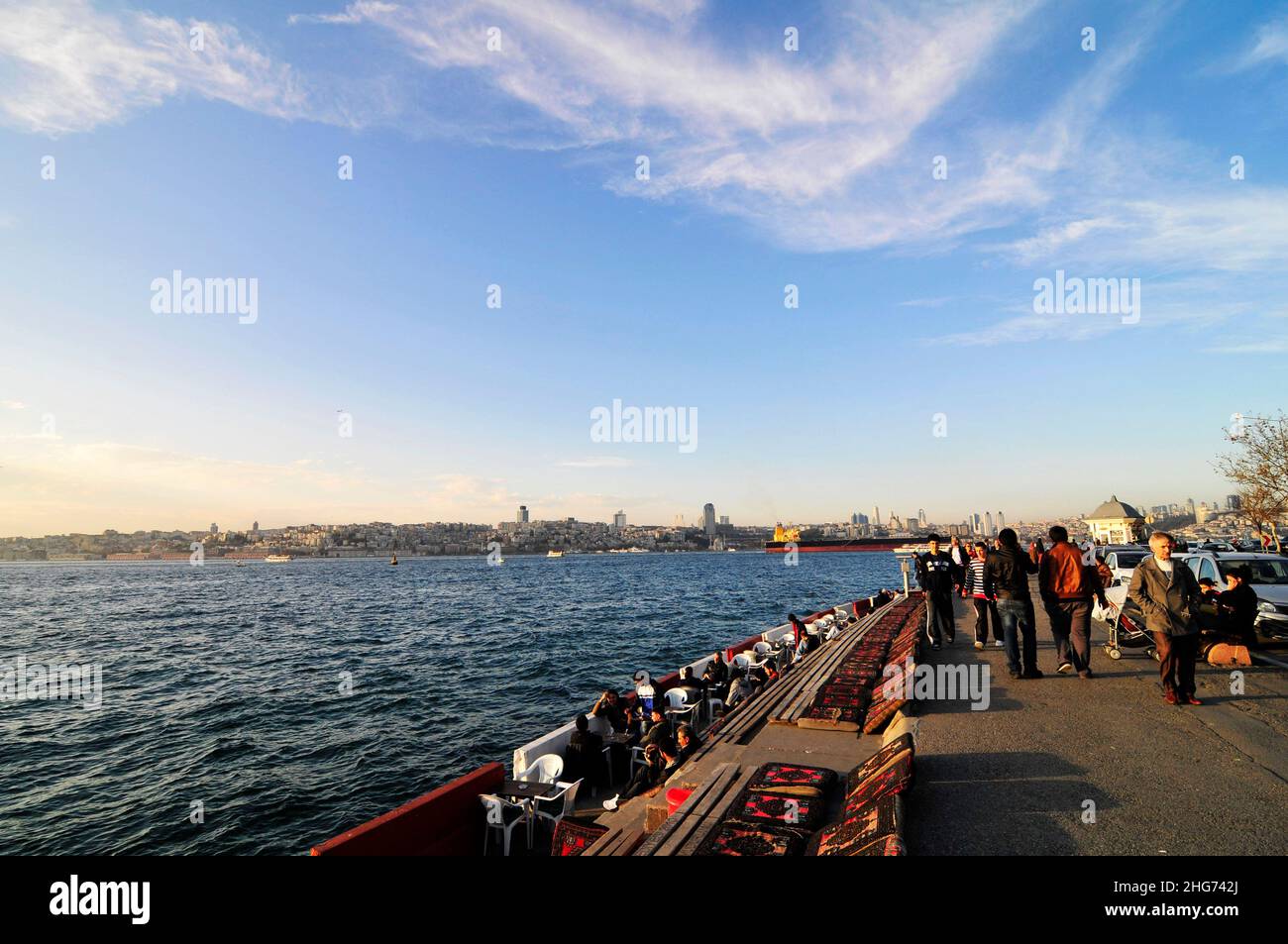 Die Uferpromenade der Uskudar-Küste entlang der Bosporus-Meerenge auf der asiatischen Seite Istanbuls, Türkei. Stockfoto