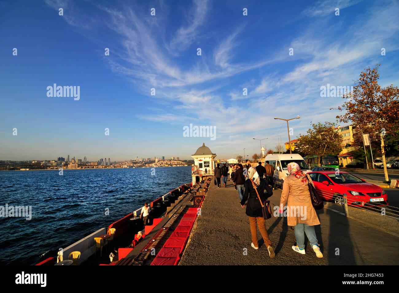 Die Uferpromenade der Uskudar-Küste entlang der Bosporus-Meerenge auf der asiatischen Seite Istanbuls, Türkei. Stockfoto