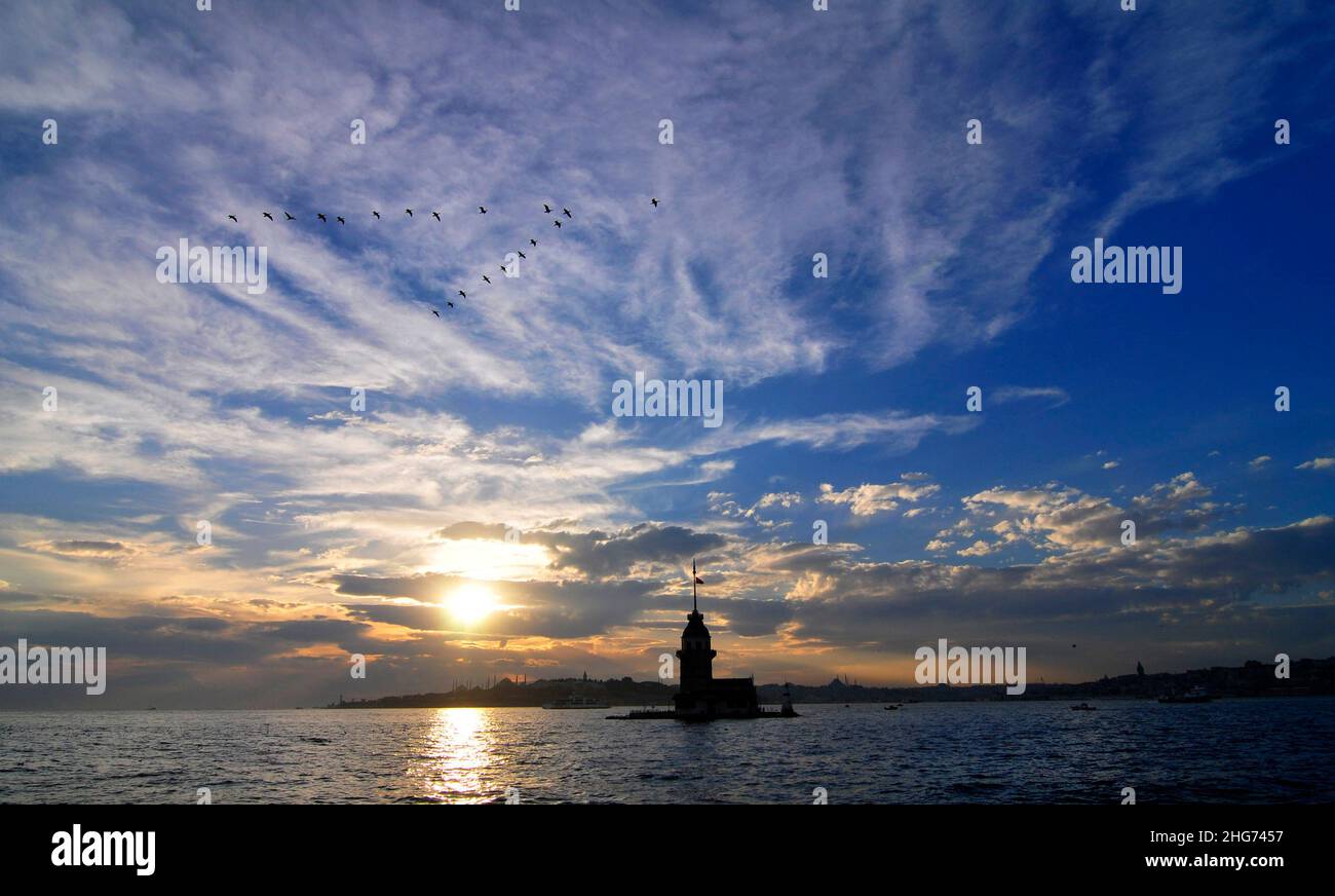 Ein romantischer Sonnenuntergang über der Blauen Moschee von der asiatischen Seite Istanbuls aus gesehen. Stockfoto