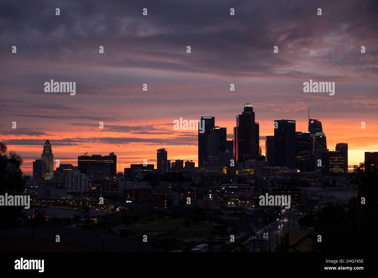 Silhouette der Skyline der Innenstadt von Los Angeles mit einem farbenfrohen Sonnenuntergang vor der Kulisse Stockfoto