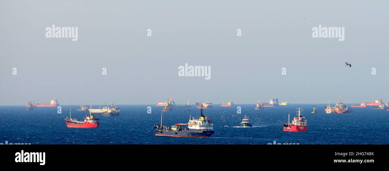 Fischerboote im Meer von Marmara bei Istanbul, Türkei. Stockfoto