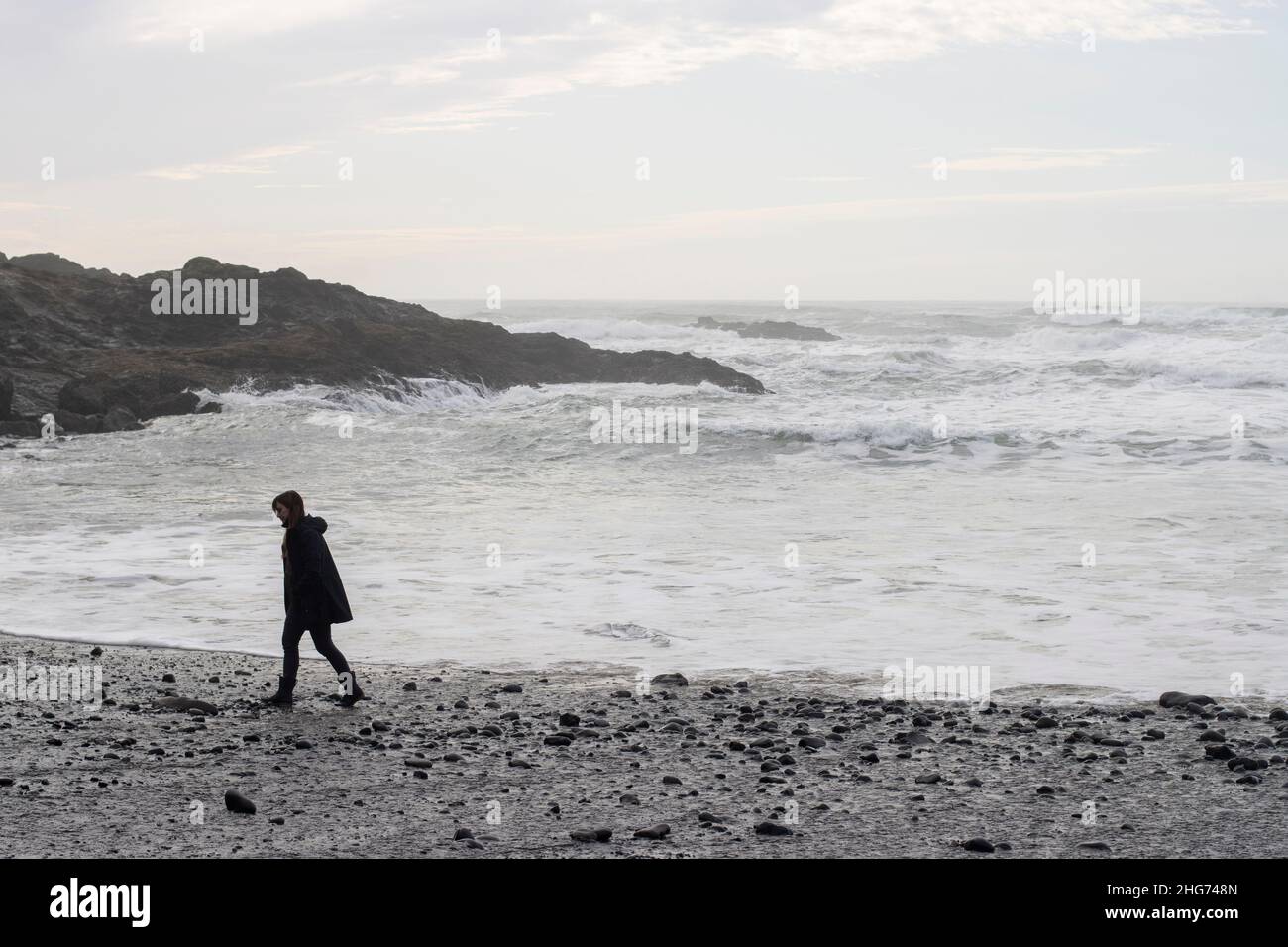 Eine Frau geht am Sonntag, dem 16. Januar 2022, auf dem Short Beach in Oregon, nachdem ein Tsunami-Hinweis, ausgelöst durch den Vulkanausbruch Tonga, aufgehoben wurde. Stockfoto