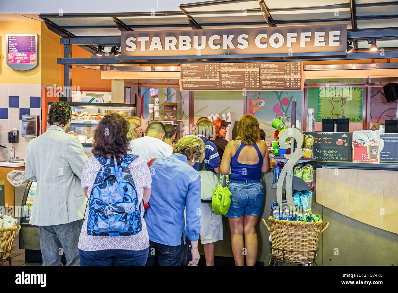 Miami Florida International Airport MIA, Café, Starbucks Coffee, Barista, Gäste, Schlange stehen, Getränke trinken, Getränke, FL070719001 Stockfoto