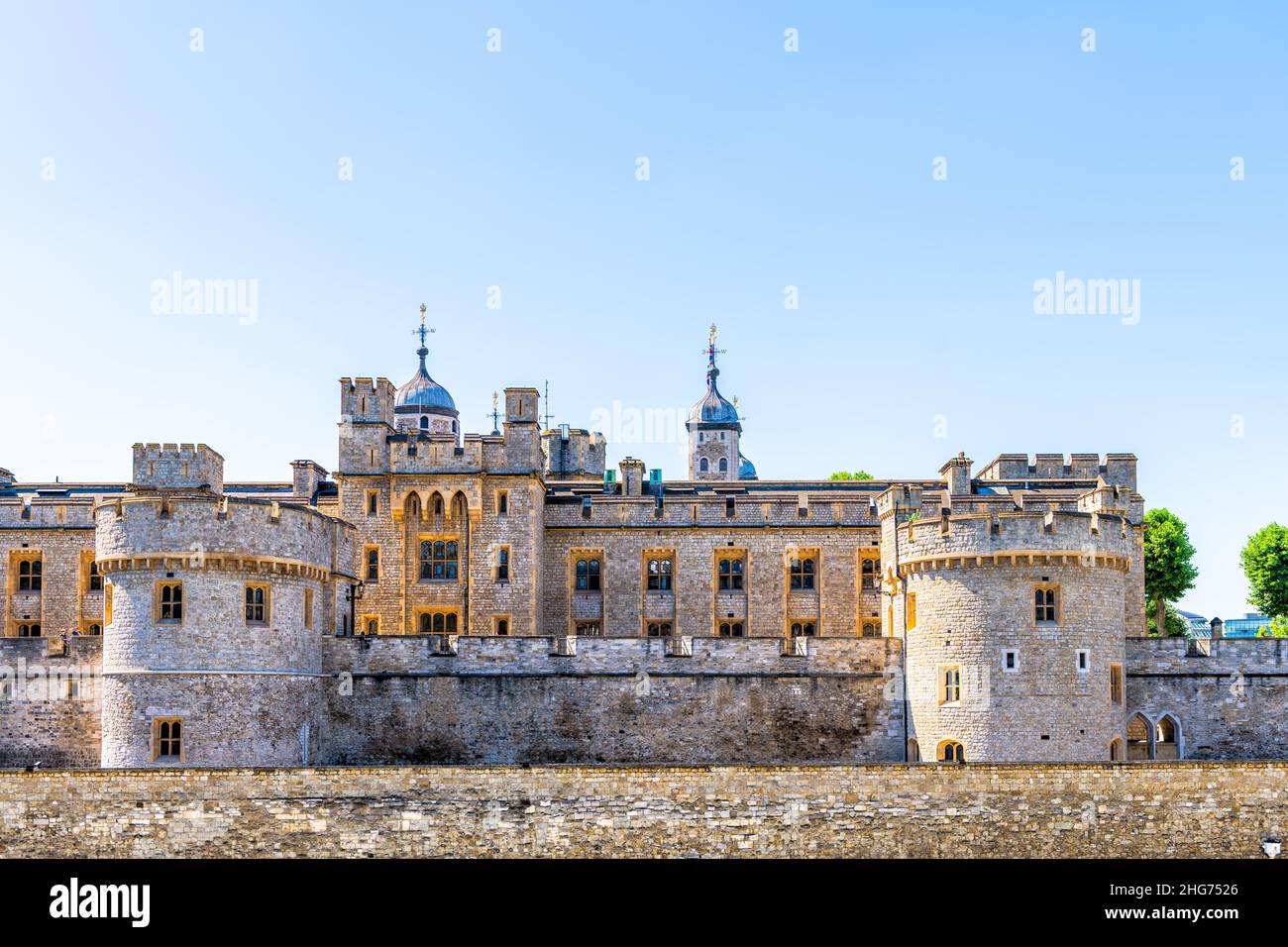 Tower of London Stein Festung Fort Palast und Gefängnis von der Brücke Außenfassade Blick und blauen Himmel im sonnigen Sommer Stockfoto