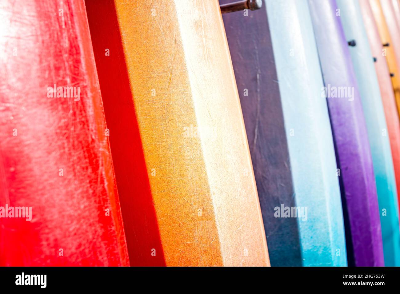 Reihe von vielen lebendigen bunten rot blau lila gelb Kajak Surfbretter Surfbretter Boote in Verleih Shop Store in Florida abstrakte Nahaufnahme Stockfoto