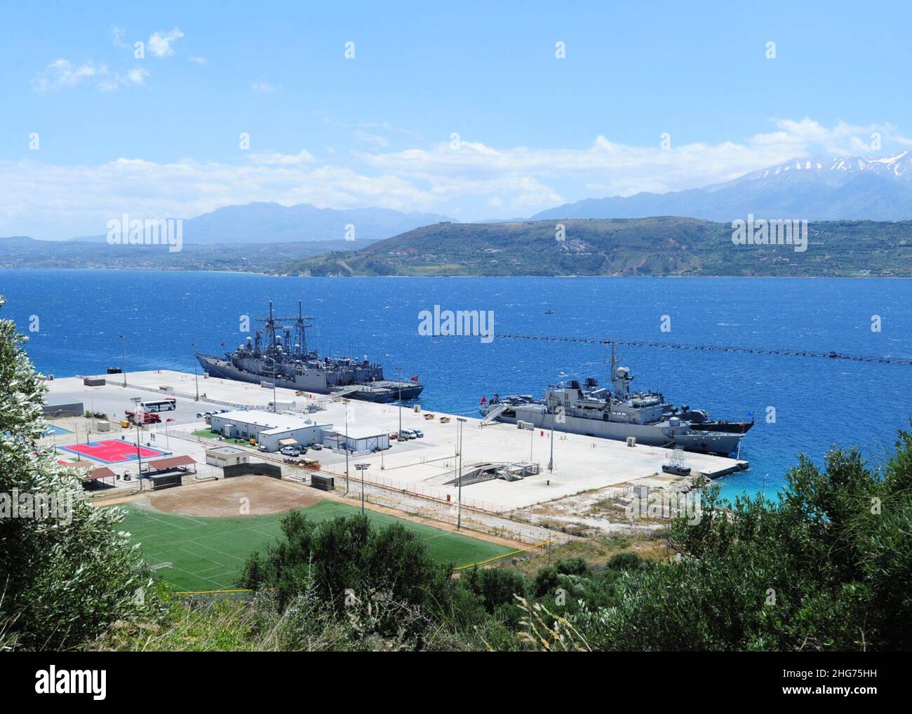 Die Schiffe befinden sich während der Übung Phoenix Express 2012 auf der Pier-Seite in Souda Bay. (7221647350). Stockfoto