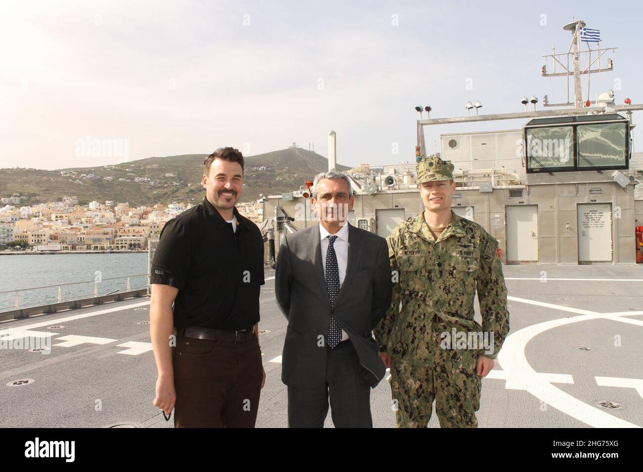 Schiffsmeister und Offizier der Militärabteilung, verantwortlich für die USNS Carson City (T-EPF-7) mit dem Gouverneur der Südägäis während der Tour des Schiffes US Navy 180319 Stockfoto