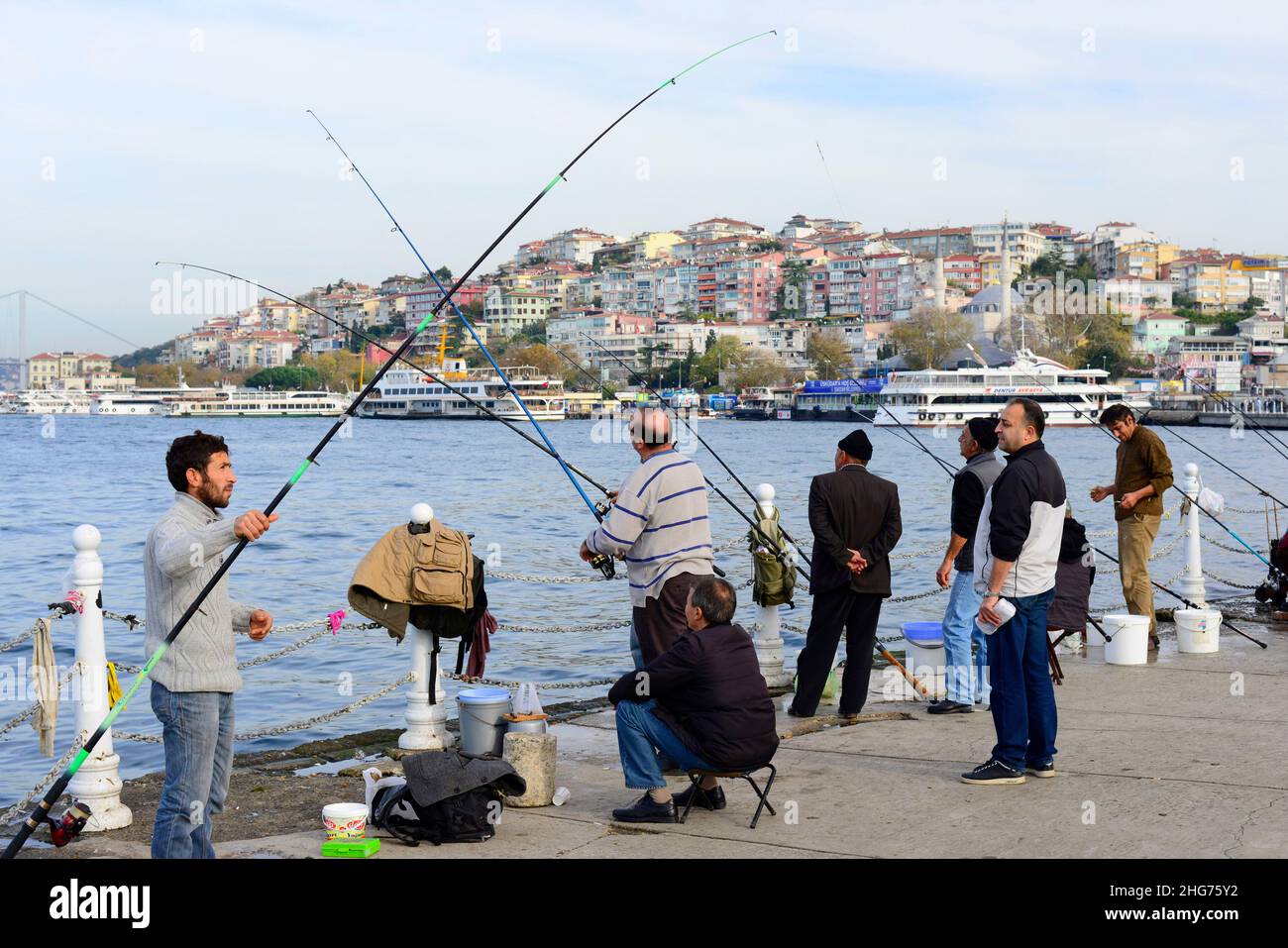 Türkische Männer fischen von der Uferpromenade der Uskudar-Küste entlang der Bosporus-Meerenge auf der asiatischen Seite Istanbuls, Türkei. Stockfoto