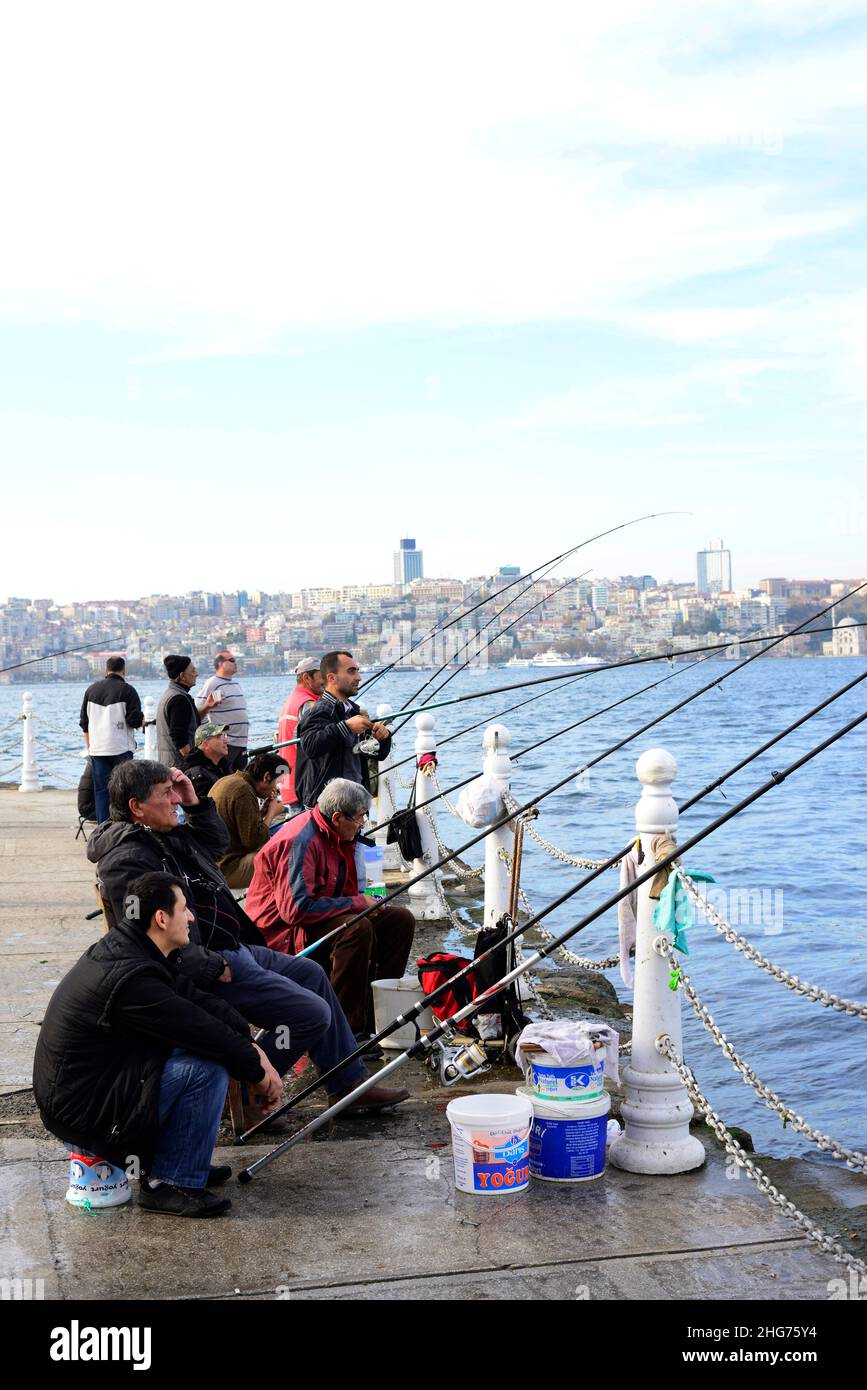Türkische Männer fischen von der Uferpromenade der Uskudar-Küste entlang der Bosporus-Meerenge auf der asiatischen Seite Istanbuls, Türkei. Stockfoto