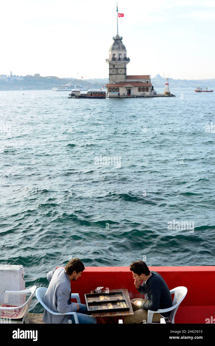 Türkische Männer spielen Backgammon auf der Uferpromenade an der Küste von Uskudar entlang der Bosporus-Meerenge in der asiatischen Seite von Istanbul, Türkei. Stockfoto