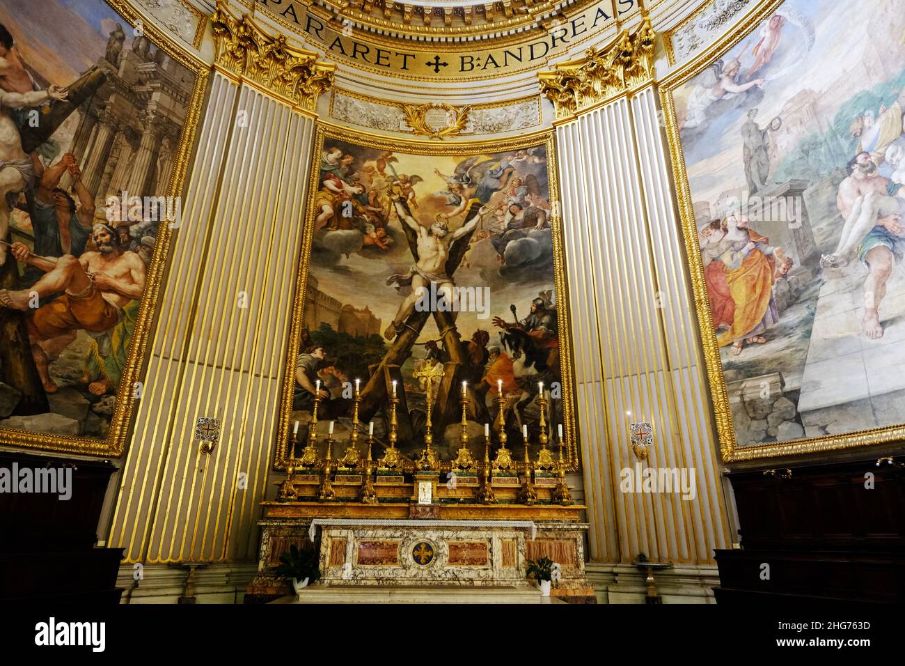 Ein Gemälde von Christus am Kreuz in einer Serie in Sant Andrea della Valle in Rom Italien Stockfoto