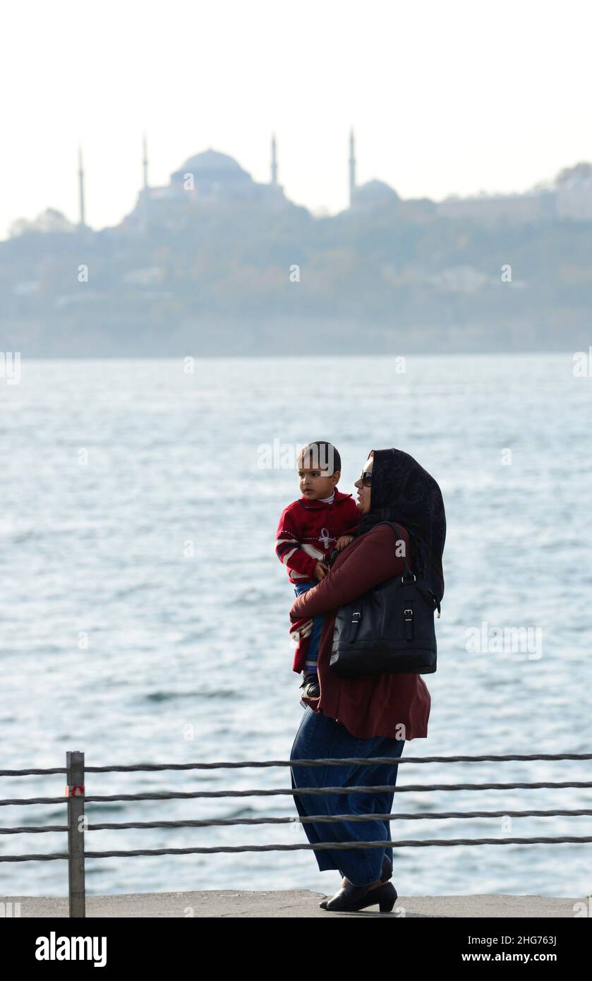 Die Uferpromenade der Uskudar-Küste entlang der Bosporus-Meerenge auf der asiatischen Seite Istanbuls, Türkei. Stockfoto