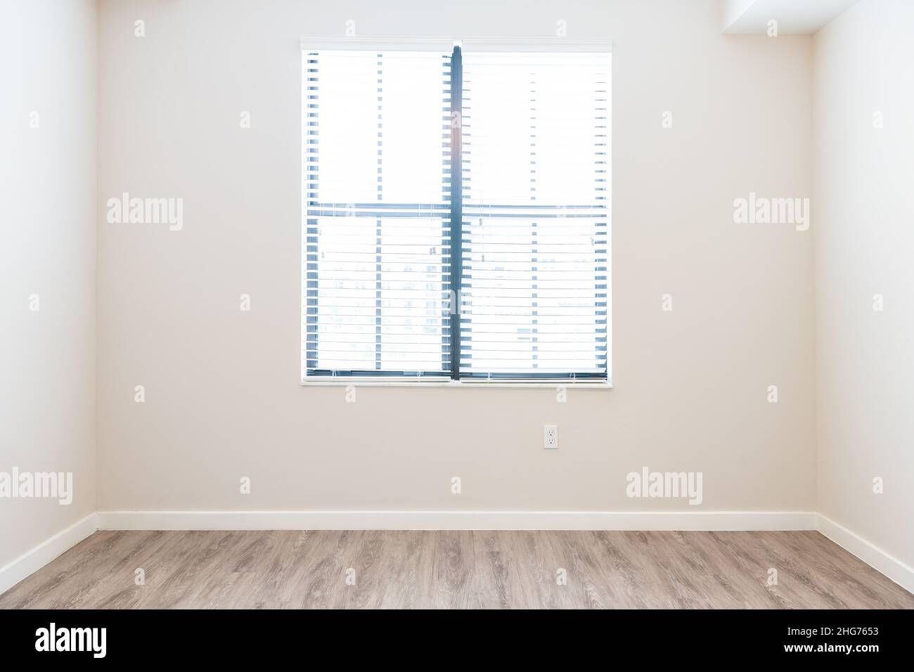 Leeres Schlafzimmer Zimmer Interieur niemand in neuen modernen Luxus-Wohnung Haus mit Fenster natürliches Sonnenlicht Licht und Holzlaminat Hartholzboden Stockfoto