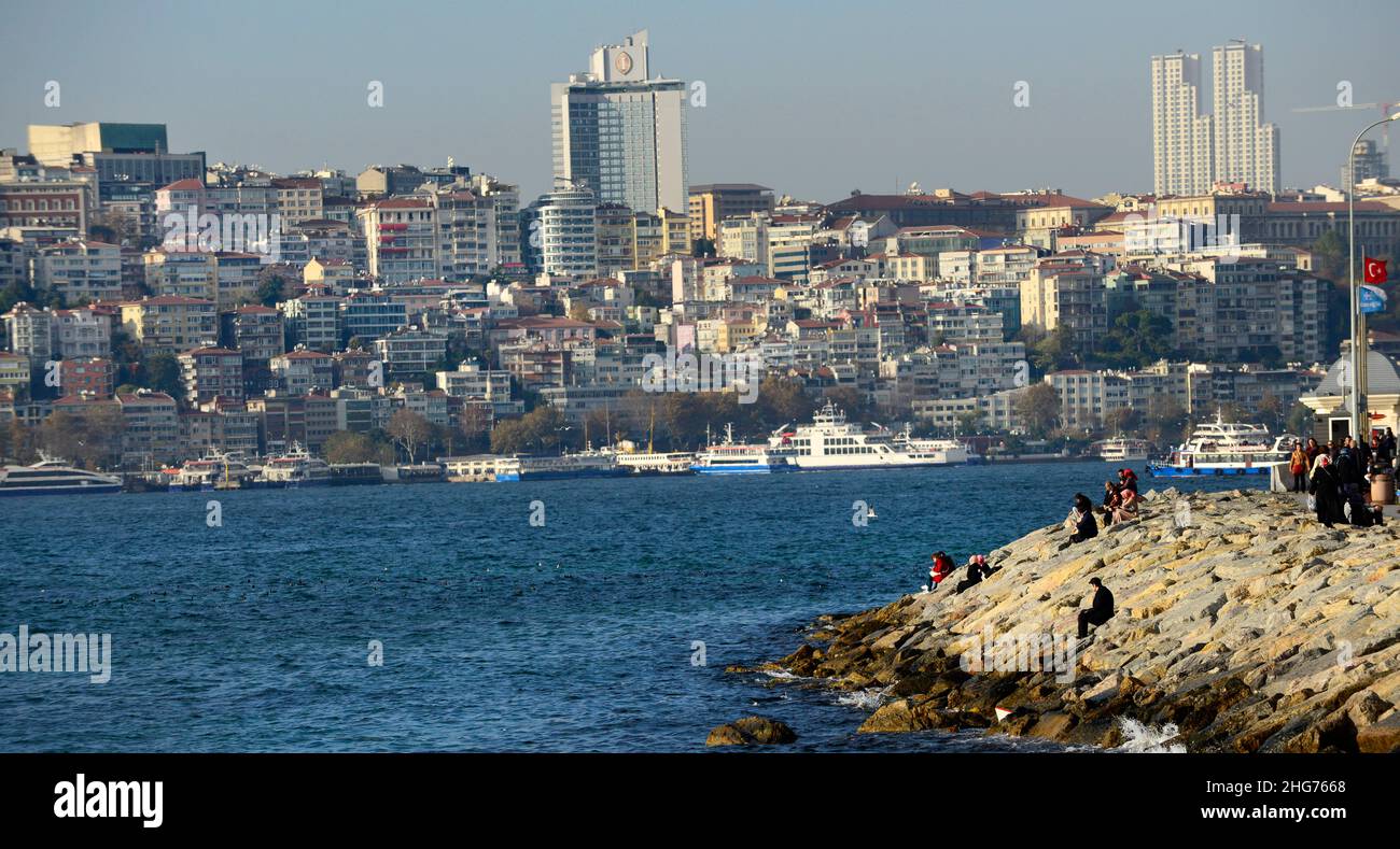 Die Uferpromenade der Uskudar-Küste entlang der Bosporus-Meerenge auf der asiatischen Seite Istanbuls, Türkei. Stockfoto